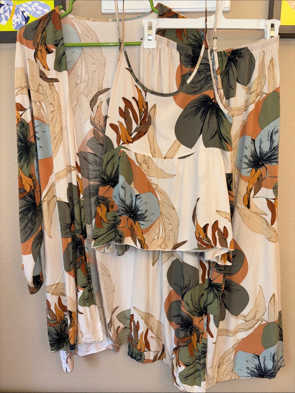 Fabulous 3 Piece Set Cami Top Cropped Capris Robe Kimono Medium